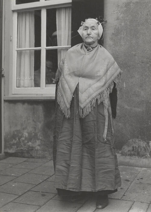 Dirkje van der Wiel-Hazenoot in zondagse dracht, Noordwijk aan Zee, 1955