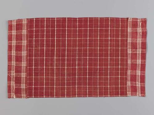 Borstlap of foarpeldook van rood en wit bont met aan weerszijden twee afwijkende lapjes