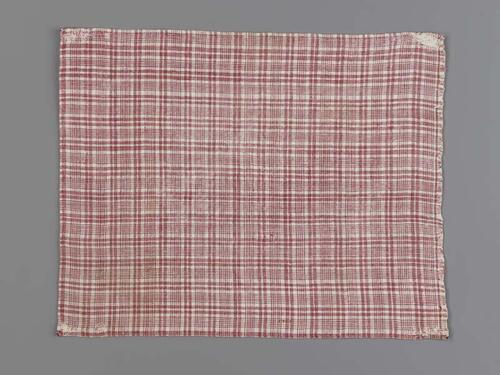 Hindelooper borstlap of foarpeldook van roze-rood en wit bont