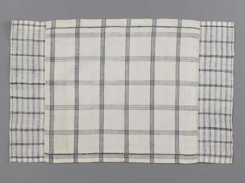 Hindelooper borstlap of foarpeldoek van wit en blauw bont