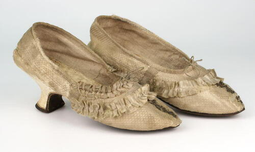 Paar vrouwenschoenen, witte gestippelde zijde met wit zijden lint afgezet, versierd met gouddraad…