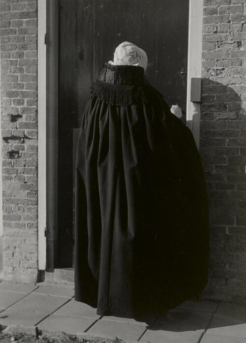 Mevrouw De Bruijne in Cadzandse dracht, 1950