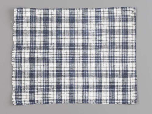 Hindelooper borstlap of foarpeldook van wit en blauw bont, voor de rouw