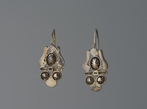 Paar oorhangers, Bunschoten, 1906–1953