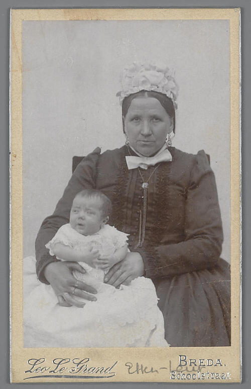 Vrouw en baby uit Etten-Leur, circa 1900