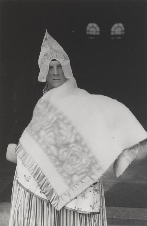 Vrouw met dopeling in Volendammer dracht, 1946