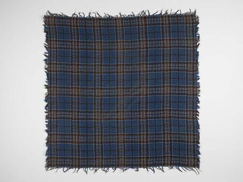 Doek of sjaaltje met ingeweven gevarieerd ruitpatroon in keperbinding in blauw, bruin en wit