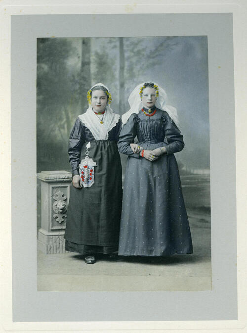 Twee meisjes in Noord-Bevelandse dracht, 1894
