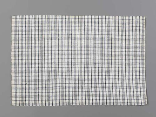 Hindelooper borstlap of foarpeldook van wit en blauw bont