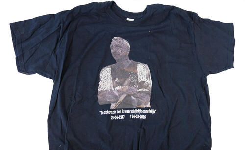 T-shirt met portret van Johan Cruijff (achtergelaten door fan bij ouderlijk huis van Cruijjff in…