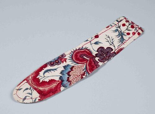 Sitsen bereklauwen of knoestjes, met fragment van groot bloempatroon op witte grond