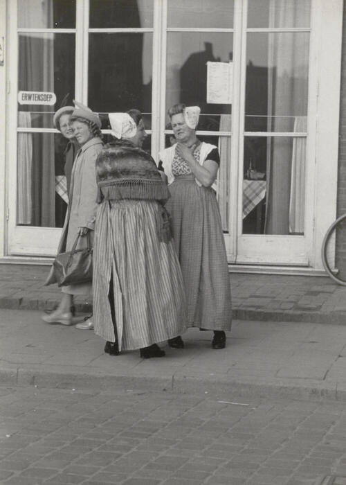 Vrouwen in Walcherse dracht, Middelburg, 1950