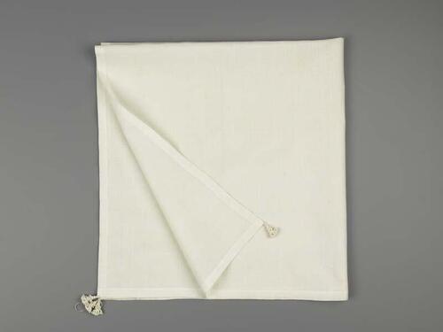 Halsdoek van wit linnen met 4 akertjes met in de linkeronderhoek de initialen M.T.