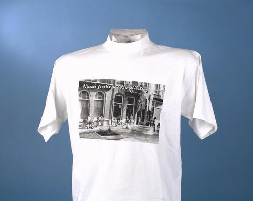 T-shirt 'Nieuwe groeten uit de Vrolikstraat'