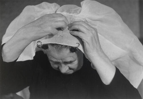 Weduwe Van Dijk uit Oud-Vossemeer in Thoolse dracht, 1955