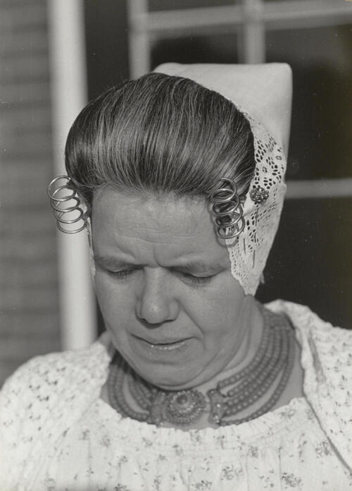 Martina de Vos uit Westkapelle in Walcherse dracht, 1950