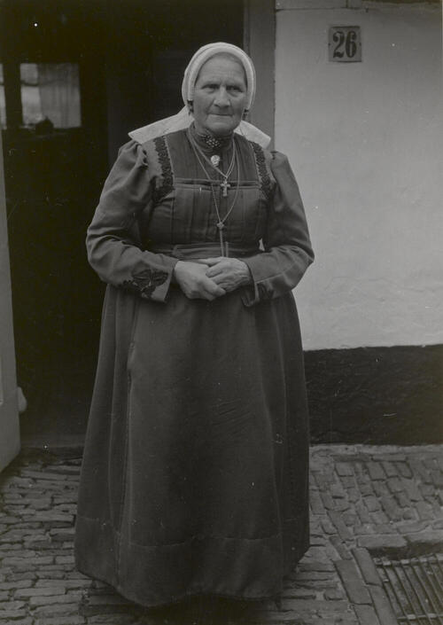 Antje Dorresteijn-Kuijer in streekdracht uit Soest, 1952