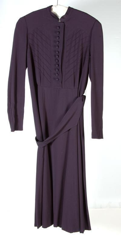 Jurk van donkerblauwe wollen stof met aangezette mouwen, kraag, zesbaans rok en knoopsluiting…