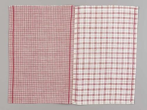 Twee Hindelooper borstlappen of foarpeldooken van wit-rood bont, die aan elkaar zijn genaaid