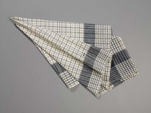 Hindelooper sondook voor lichte rouw met ingeweven ruit in wit en blauw en lapkede ( ingeweven rand…