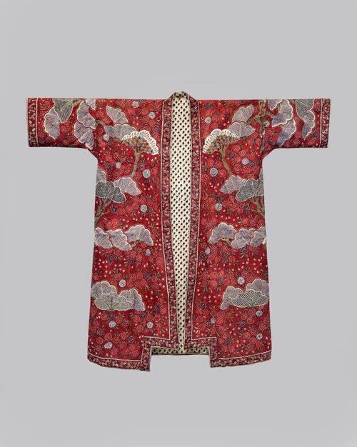 Japonse rok van Indiase sits in kimonovorm, beschilderd met prunus en pijnboommotief op rode grond,…