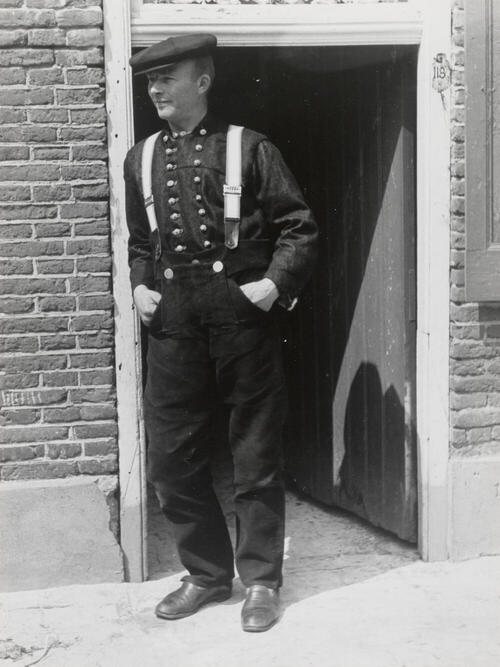 Jan Kooiker in opknapdracht, Staphorst, 1944