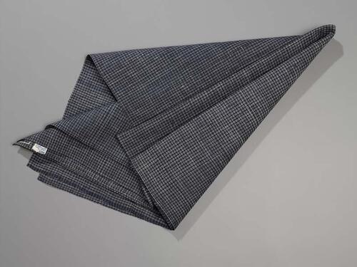 Hindelooper sondook voor zware rouw met ingeweven ruit in blauw en wit en met initialen AE