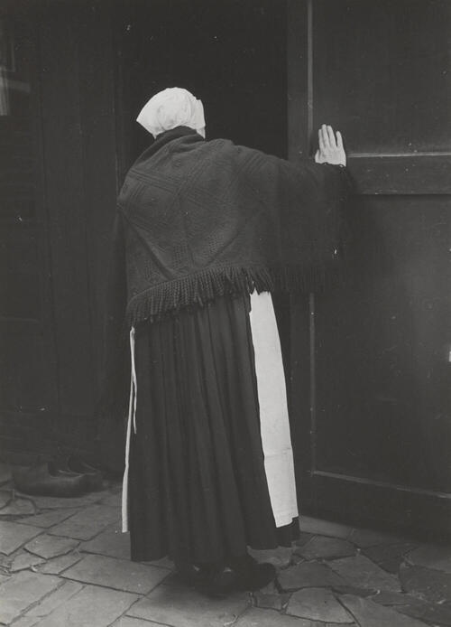 Mevrouw De Leeuw in streekdracht uit Laren, 1952