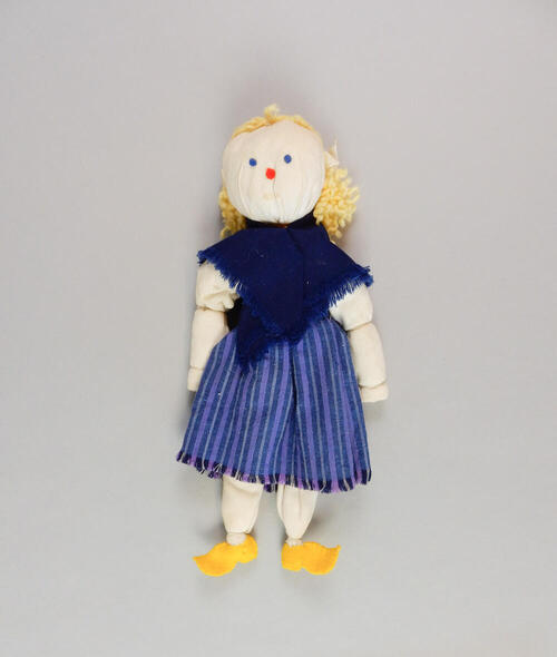 Vier poppetjes van textiel (lappenpop)