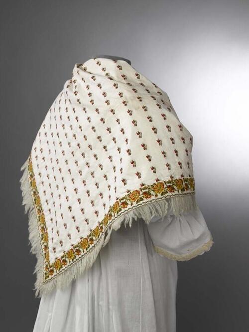Wit katoenen driekante doek met wollen bloempatroon en franje