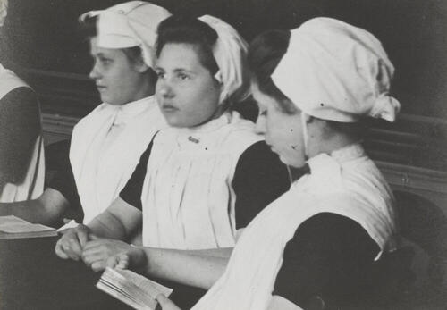 Weesmeisjes uit het Burgerweeshuis in Amsterdam, circa 1910
