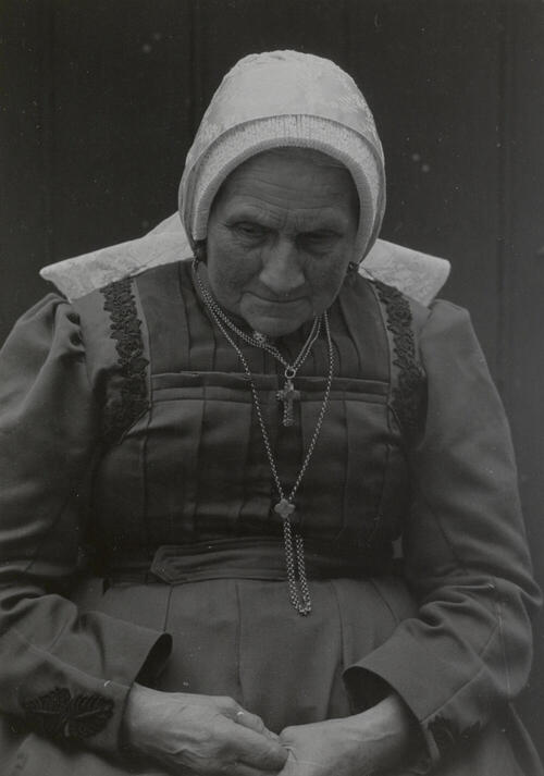 Antje Dorresteijn-Kuijer in streekdracht uit Soest, 1952