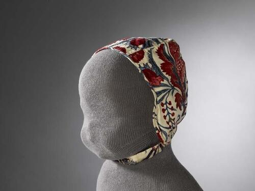 Sitsen meisjesmuts, beschilderd met asymmetrische bloemen op witte  grond