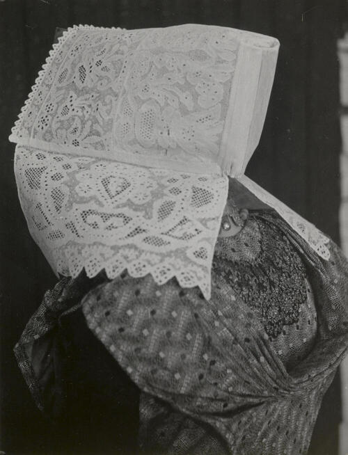 Vrouw in katholieke Zuid-Bevelandse dracht, Ovezande, 1950