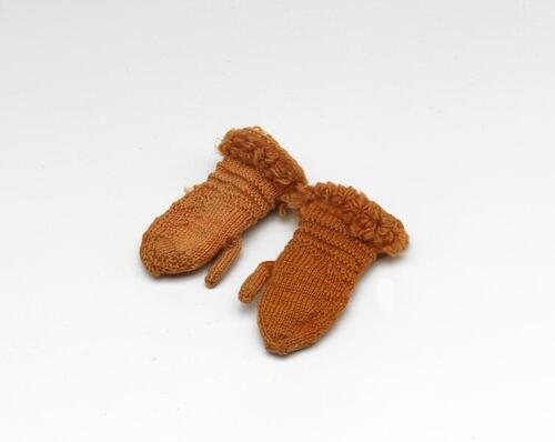 Paar poppenhandschoenen van oranje wol gebreid, onderdeel van kostuum pop