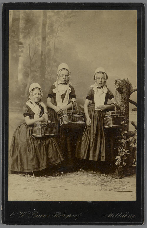 Meisjes in Walcherse streekdracht, omstreeks 1890