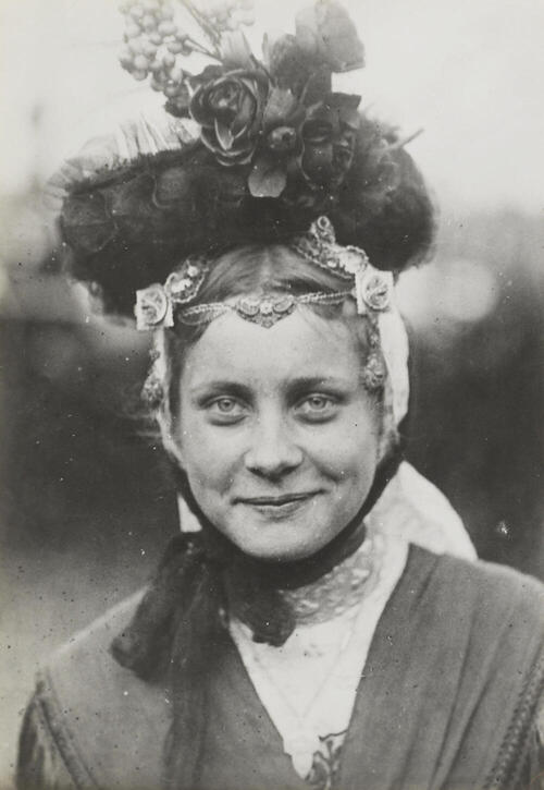 Vrouw in streekdracht uit Katwijk, 1913