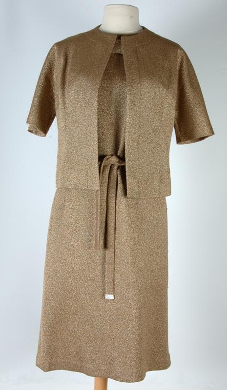 Geklede rechte japon van stevig goudkleurig lurex tricot