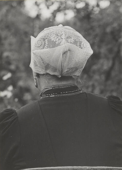 Mevrouw De Leeuw in streekdracht uit Laren, 1952