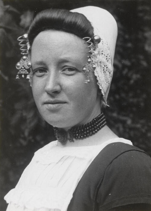 Vrouw in Walcherse dracht, 1913–1916