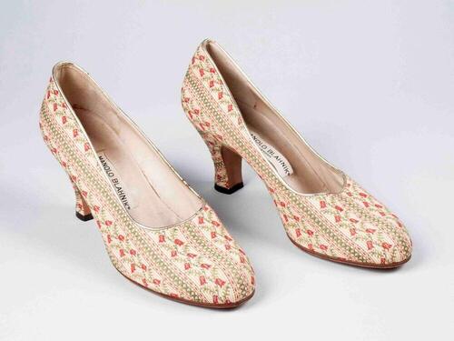 Paar Manolo Blahnik cosmos damespumps bekleed met 18de-eeuwse zijde met floraal streeppatroon,…