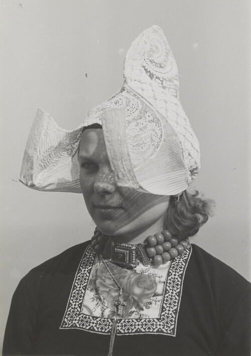 Meisje in Volendammer dracht, 1951