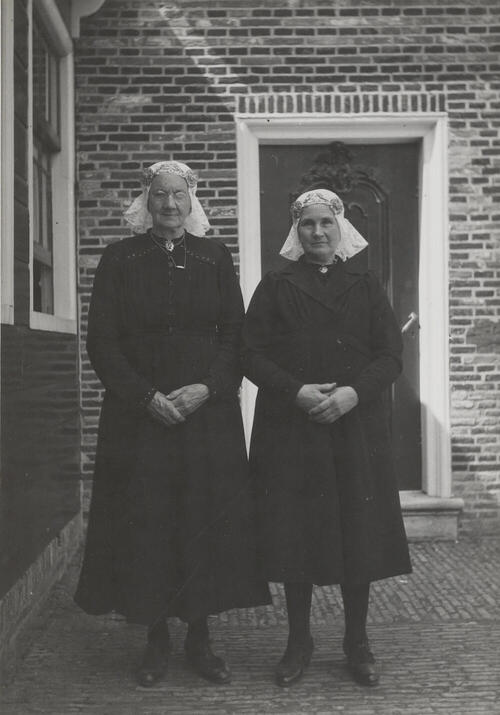 Twee vrouwen uit Rolde in Drentse dracht, 1947