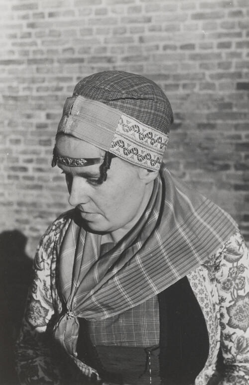 Jacomina van Elselo verkleed in Hindelooper dracht, 1943