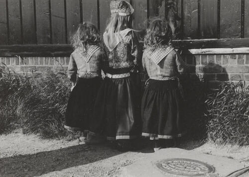 Drie zusjes in Marker dracht, 1943