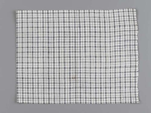 Hindelooper borstlap of foarpeldook van wit en blauw bont, voor de licht rouw
