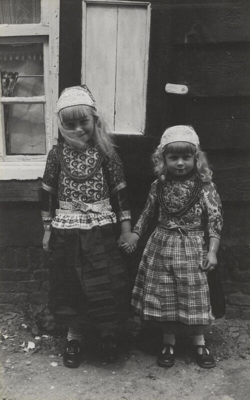 Twee zusjes in Marker dracht, 1943