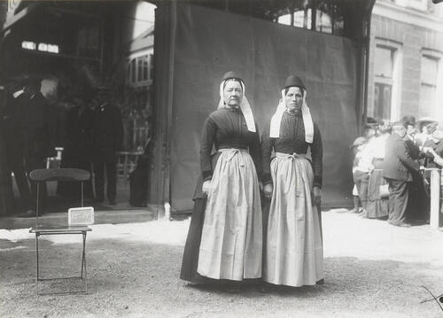Twee vrouwen in Terschellinger streekdracht, 1913