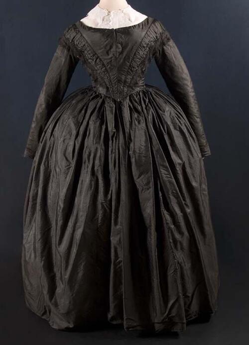 Japon van zwarte zijde met crinoline rok gevoerd met etamine, voorpand met gerinpelde banen in V…