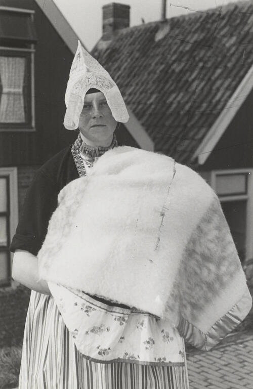 Vrouw met dopeling in Volendammer dracht, 1946